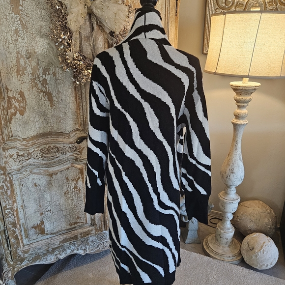 Black and White Zebra Print Women's Sweater XL - Picture 6 of 9